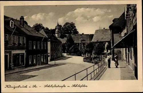 Ak Königsbrück in der Oberlausitz, Schlossstraße und Schlosstor, Passanten
