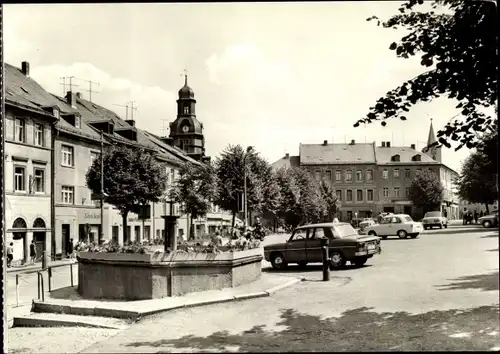 Ak Schleiz im Vogtland Thüringen, Partie am Altmarkt, Brunnen, Autos, Uhrturm