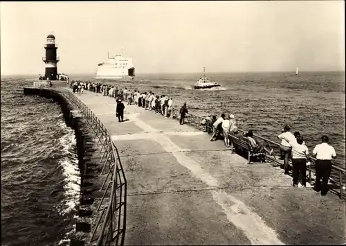 Ak Ostseebad Warnemünde Rostock, Mole, Fährschiff Warnemünde an der Hafeneinfahrt