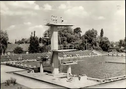 Ak Forst in der Niederlausitz, Schwimmbad, Sprungturm