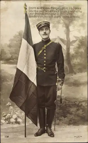 Ak Gloire au drapeau francais, französischer Soldat in Uniform mit Fahne