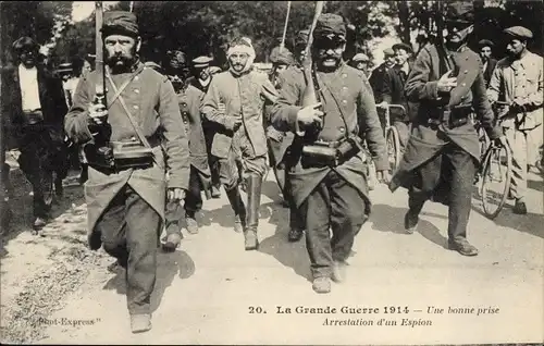 Ak La Grande Guerre 1914, Une bonne prise, Arrestation d'un Espion