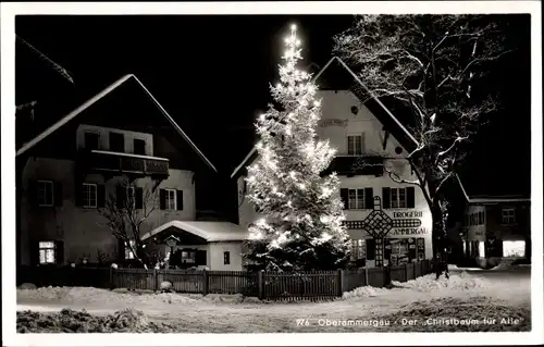 Ak Oberammergau in Oberbayern, Partie im Ort bei Nacht, beleuchteter Christbaum, Drogerie