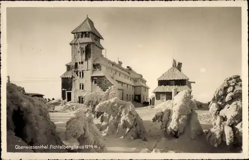 Ak Oberwiesenthal im Erzgebirge Sachsen, Fichtelberg mit Fichtelberghaus, Winter