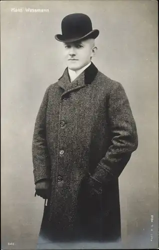 Ak Schauspieler Hans Wassmann, Portrait in Mantel mit Melone