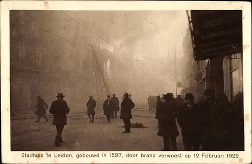 Ak Leiden Südholland Niederlande, Stadhuis, gebouwd in 1597, door brand verwoest op 12 Februar 1929