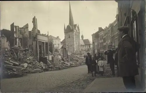 Foto Ak Herve Wallonien Lüttich, Straßenpartie, Ruinen, Kirche