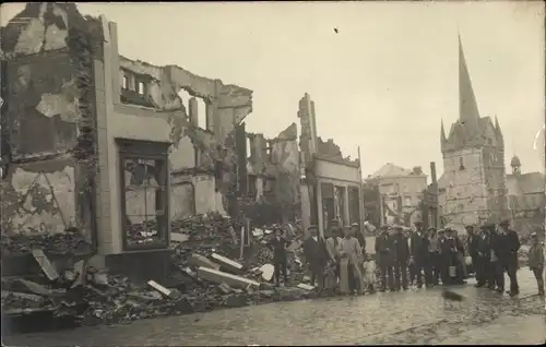 Foto Ak Herve Wallonien Lüttich, Rue de l'Hotel de Ville, Ruinen, Kirche