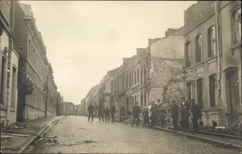 Foto Ak Herve Wallonien Lüttich, rue de la Station, Ruinen