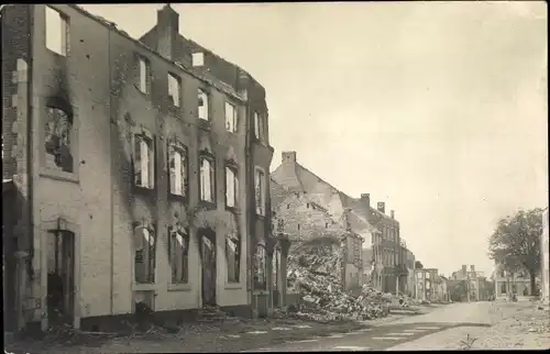 Foto Ak Battice Herve Wallonien Lüttich, rue de Henri Chapelle, Ruinen