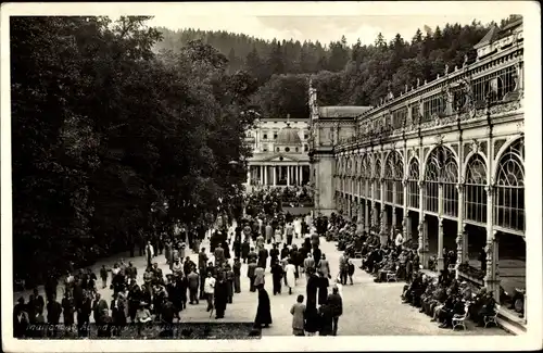 Ak Mariánské Lázně Marienbad Reg. Karlsbad, Kreuzbrunn Kolonnade