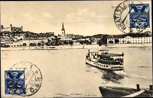 Ak Pressburg Bratislava Slowakei, Blick zum Ort über das Wasser, Schiff