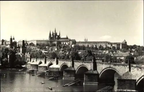 Ak Praha Prag Tschechien, Hradcany, Hradschin, Brücke, Blick zur Stadt