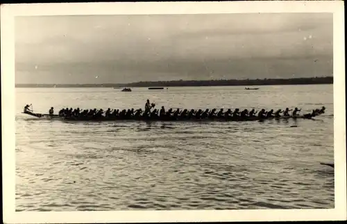 Foto Ak Kamerun, Blick zum Ruderboot mit Passagieren