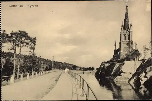 Ak Trollhättan Schweden, Kyrkan, Blick zur Kirche