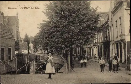 Ak Oudewater Utrecht Niederlande, Haven, Straßenpartie im Ort