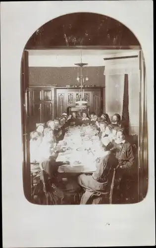 Foto Ak Gliwice Gleiwitz Schlesien, Niederländisches Lazarett, Krankenschwestern an einem Tisch