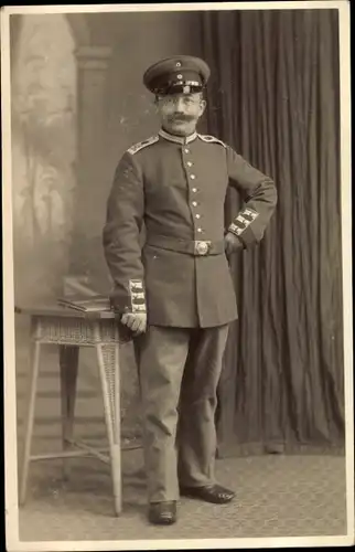 Foto Ak Gliwice Gleiwitz Schlesien, Niederländisches Lazarett, Soldat in Uniform, Standportrait