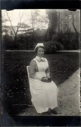 Foto Ak Gliwice Gleiwitz Schlesien, Niederländisches Lazarett, Krankenschwester, Sitzportrait