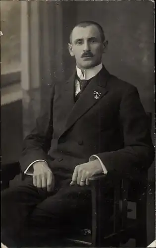 Foto Ak Gliwice Gleiwitz Schlesien, Niederländisches Lazarett, Soldat im Anzug, Portrait