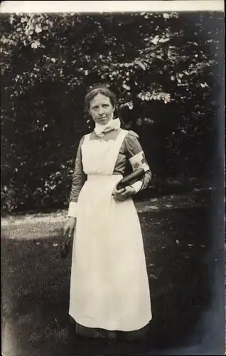 Foto Ak Gliwice Gleiwitz Schlesien, Niederländisches Lazarett, Krankenschwester, Standportrait