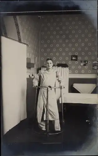 Foto Ak Gliwice Gleiwitz Schlesien, Niederländisches Lazarett, verwundeter Soldat mit Gehhilfe