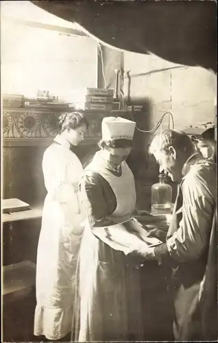 Foto Ak Gliwice Gleiwitz Schlesien, Niederländisches Lazarett, Arzt und Krankenschwester