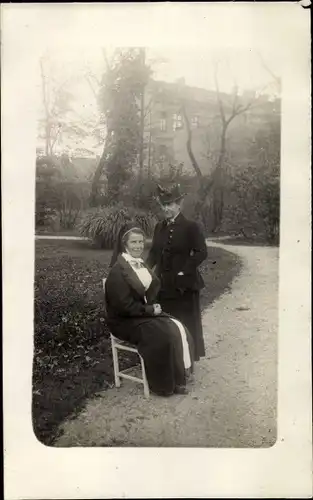 Foto Ak Gliwice Gleiwitz Schlesien, Niederländisches Lazarett, Krankenschwester und elegante Dame