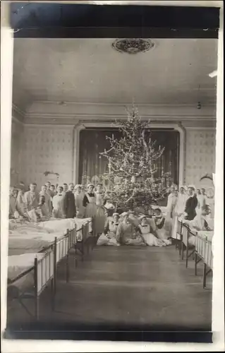 Foto Ak Gliwice Gleiwitz Schlesien, Niederländisches Lazarett, Krankenzimmer mit Weihnachtsbaum