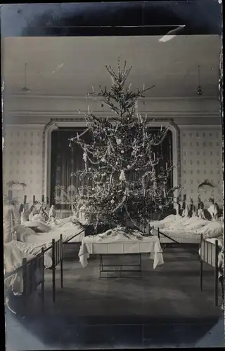 Foto Ak Gliwice Gleiwitz Schlesien, Niederländisches Lazarett, Tannenbaum im Krankenzimmer