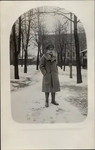 Foto Ak Gliwice Gleiwitz Schlesien, Niederländisches Lazarett, Soldat im Mantel, Winter