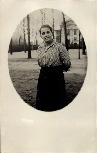 Foto Ak Gliwice Gleiwitz Schlesien, Niederländisches Lazarett, Portrait einer Frau