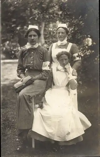 Foto Ak Gliwice Gleiwitz Schlesien, Niederländisches Lazarett, drei Krankenschwestern, Portrait