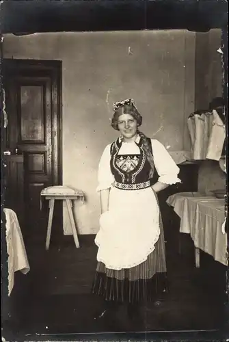 Foto Ak Gliwice Gleiwitz Schlesien, Niederländisches Lazarett, Krankenschwester Hedwig in Tracht