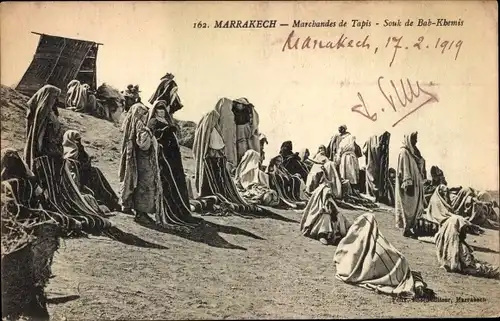 Ak Marrakesch Marokko, Marchandes de Tapis, Souk de Bab-Khemis