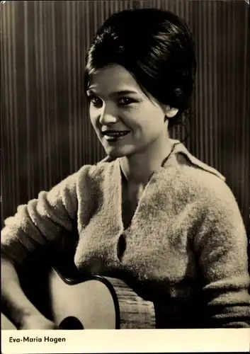 Ak Schauspielerin Eva Maria Hagen, Portrait mit Gitarre, Weißes Blut