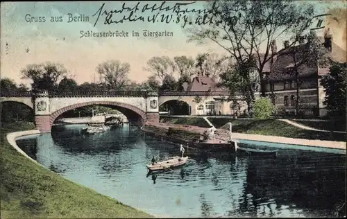 Ak Berlin Tiergarten, Schleusenbrücke, Ruderboot, Ufer