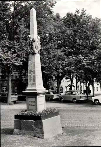 Ak Oberwiesenthal, Postmeilensäule,1730, Trabant, Rathaus