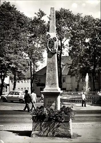 Ak Oberwiesenthal im Erzgebirge, Postsäule am Markt