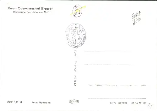 Ak Oberwiesenthal im Erzgebirge, Postsäule am Markt