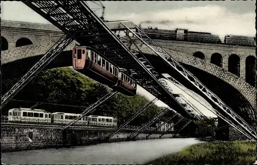 Ak Elberfeld Wuppertal, Drei Bahnen an der Sonnborner Brücke, Schwebebahn, Eisenbahn, Straßenbahn