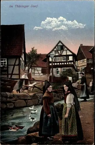 Ak Thüringer Dorf, Anwohner in Volkstrachten, Häuser, Fluss