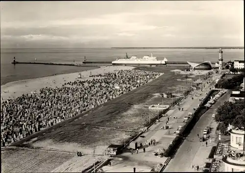 Ak Ostseebad Warnemünde Rostock, Blick vom 19. Stock des Hotel Neptun, Leuchtturm