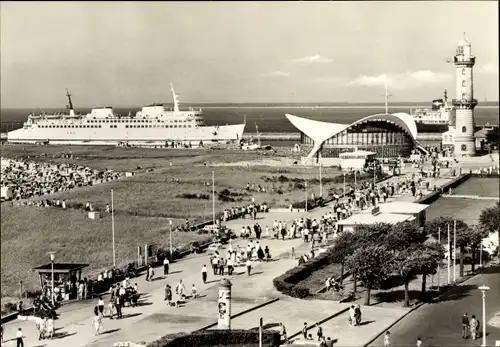 Ak Ostseebad Warnemünde Rostock, Fährschiff Warnemünde a. d. Mole, Leuchtturm, Teepott