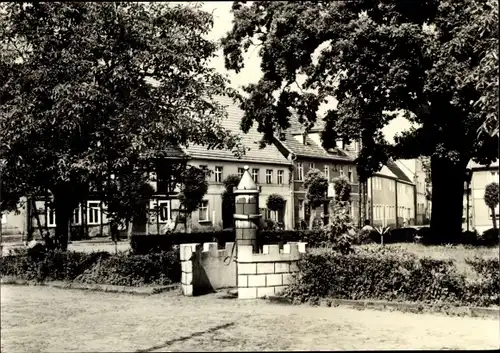 Ak Uebigau Landkreis Elbe Elster, Marktplatz mit Brunnen