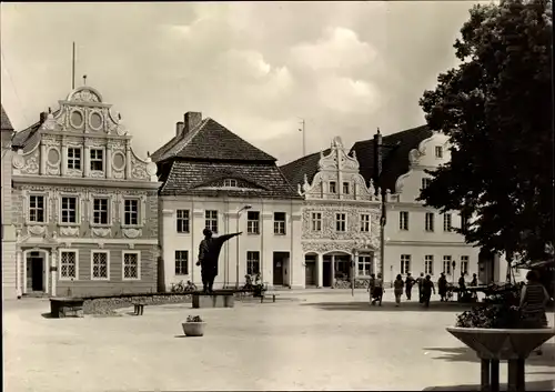 Ak Luckau in der Niederlausitz, Marktplatz mit Karl-Liebknecht-Denkmal