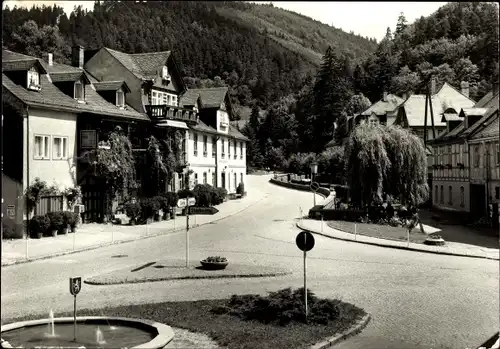 Ak Leutenberg in Thüringen, Straßenpartie, Brunnen