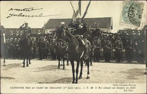 Ak König Alfons XIII. von Spanien, S.M. le Roi saluant un drapeau au defile, Camp de Chalons 1905