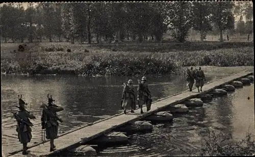 Ak Passerelle sur sacs Habert, Pontonbrücke, französische Soldaten, I WK