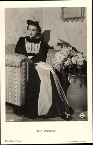 Ak Schauspielerin Ilse Werner, Portrait, Sessel, Blumen